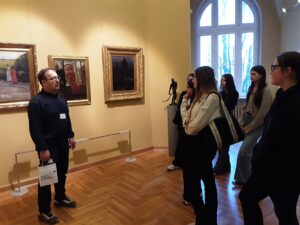 Młodzież ogląda wystawę w Muzeum Narodowym