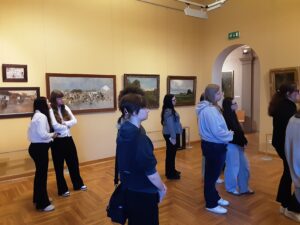 Młodzież ogląda wystawę w Muzeum Narodowym