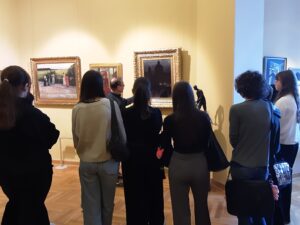 Młodzież ogląda wystawę w Muzeum Narodowym