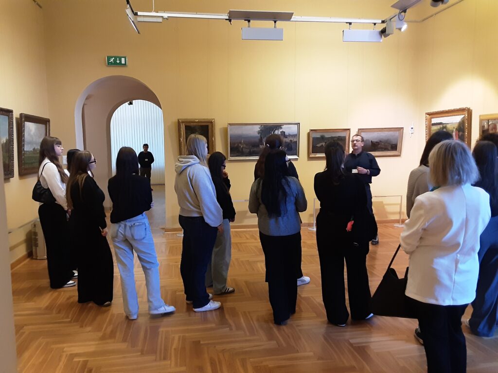 Młodzież ogląda wystawę w Muzeum Narodowym