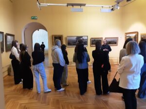 Młodzież ogląda wystawę w Muzeum Narodowym